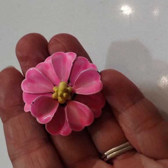 Mid century pink floral brooch 1.25" lapel pin back vintage - Picture 5 of 8